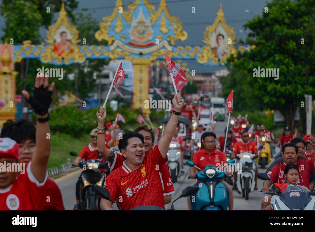 Mae Sot, Thailand. Mai 2025. Fans des FC Liverpool fahren Motorräder und Motorroller durch die Straßen von Mae SOT, schwenken Flaggen und feiern den Titelgewinn ihrer Mannschaft in der Premier League. Am 25. Mai 2025 hielten in Mae SOT, Thailand, rund 150 begeisterte Fans des Liverpool FC eine lebhafte Siegesparade durch die Stadt ab, um den Titelgewinn der Premier League zu feiern. In einem lebhaften Konvoi von Autos und Motorrädern umkreisten die Fans die Stadt und schwenkten Liverpool-Flaggen und würdigten stolz die triumphale Saison 2024-2025. Quelle: SOPA Images Limited/Alamy Live News Stockfoto