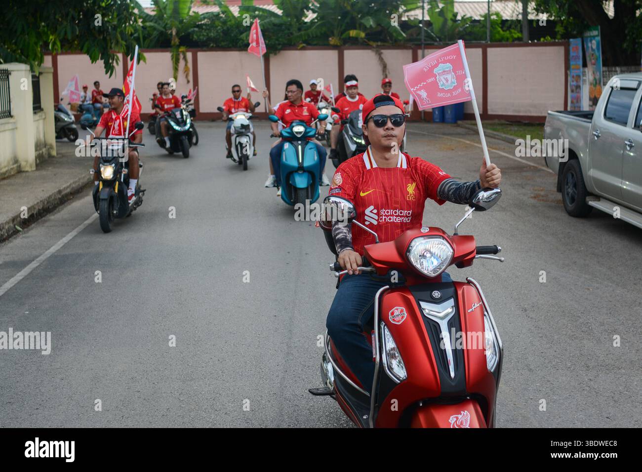 Mae Sot, Thailand. Mai 2025. Fans des FC Liverpool fahren Motorräder und Motorroller durch die Straßen von Mae SOT, schwenken Flaggen und feiern den Titelgewinn ihrer Mannschaft in der Premier League. Am 25. Mai 2025 hielten in Mae SOT, Thailand, rund 150 begeisterte Fans des Liverpool FC eine lebhafte Siegesparade durch die Stadt ab, um den Titelgewinn der Premier League zu feiern. In einem lebhaften Konvoi von Autos und Motorrädern umkreisten die Fans die Stadt und schwenkten Liverpool-Flaggen und würdigten stolz die triumphale Saison 2024-2025. Quelle: SOPA Images Limited/Alamy Live News Stockfoto