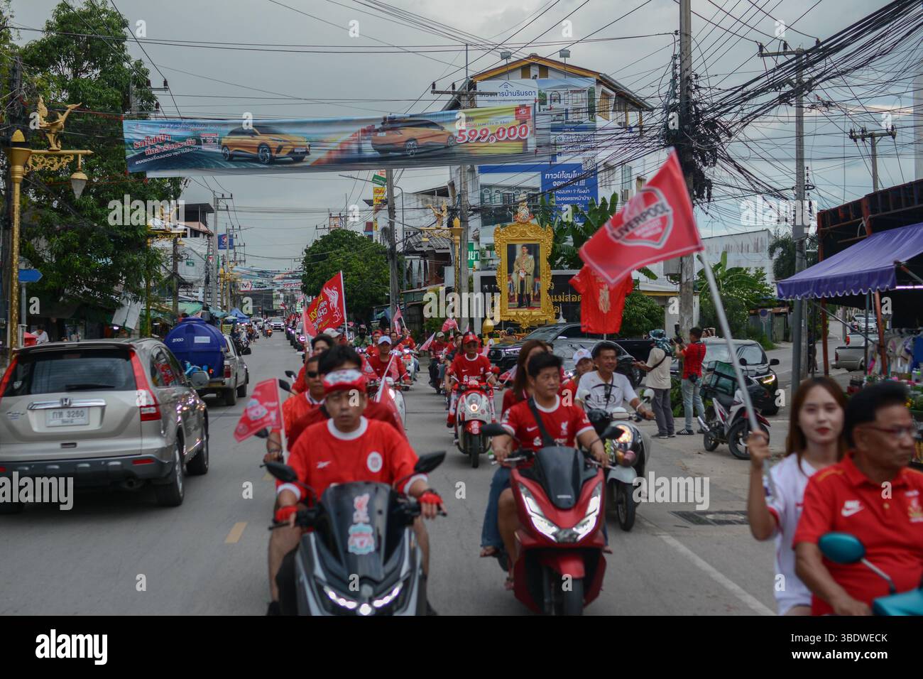 Mae Sot, Thailand. Mai 2025. Fans des FC Liverpool fahren Motorräder und Motorroller durch die Straßen von Mae SOT, schwenken Flaggen und feiern den Titelgewinn ihrer Mannschaft in der Premier League. Am 25. Mai 2025 hielten in Mae SOT, Thailand, rund 150 begeisterte Fans des Liverpool FC eine lebhafte Siegesparade durch die Stadt ab, um den Titelgewinn der Premier League zu feiern. In einem lebhaften Konvoi von Autos und Motorrädern umkreisten die Fans die Stadt und schwenkten Liverpool-Flaggen und würdigten stolz die triumphale Saison 2024-2025. Quelle: SOPA Images Limited/Alamy Live News Stockfoto