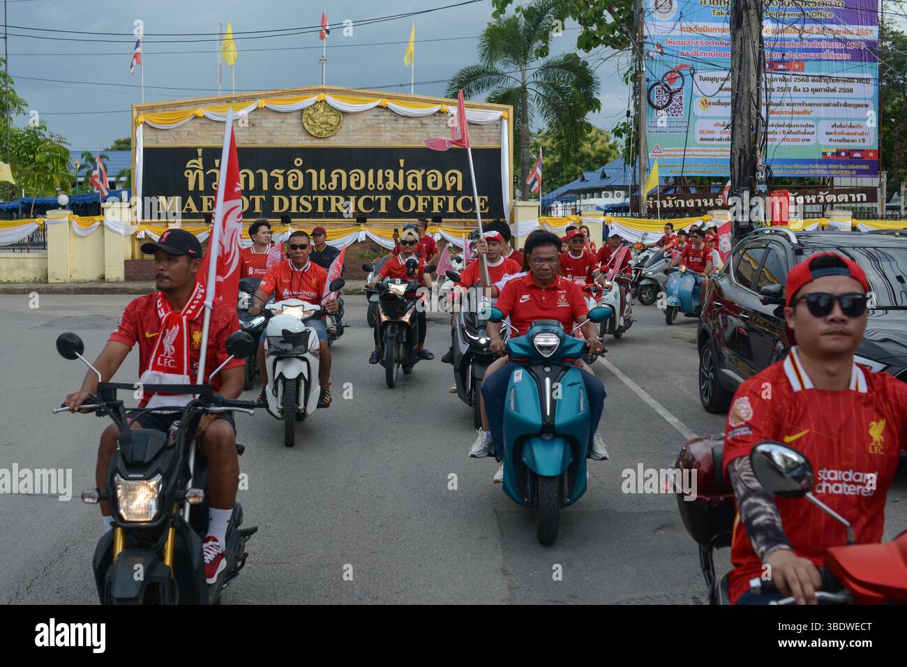 Mae Sot, Thailand. Mai 2025. Fans des FC Liverpool fahren Motorräder und Motorroller durch die Straßen von Mae SOT, schwenken Flaggen und feiern den Titelgewinn ihrer Mannschaft in der Premier League. Am 25. Mai 2025 hielten in Mae SOT, Thailand, rund 150 begeisterte Fans des Liverpool FC eine lebhafte Siegesparade durch die Stadt ab, um den Titelgewinn der Premier League zu feiern. In einem lebhaften Konvoi von Autos und Motorrädern umkreisten die Fans die Stadt und schwenkten Liverpool-Flaggen und würdigten stolz die triumphale Saison 2024-2025. Quelle: SOPA Images Limited/Alamy Live News Stockfoto