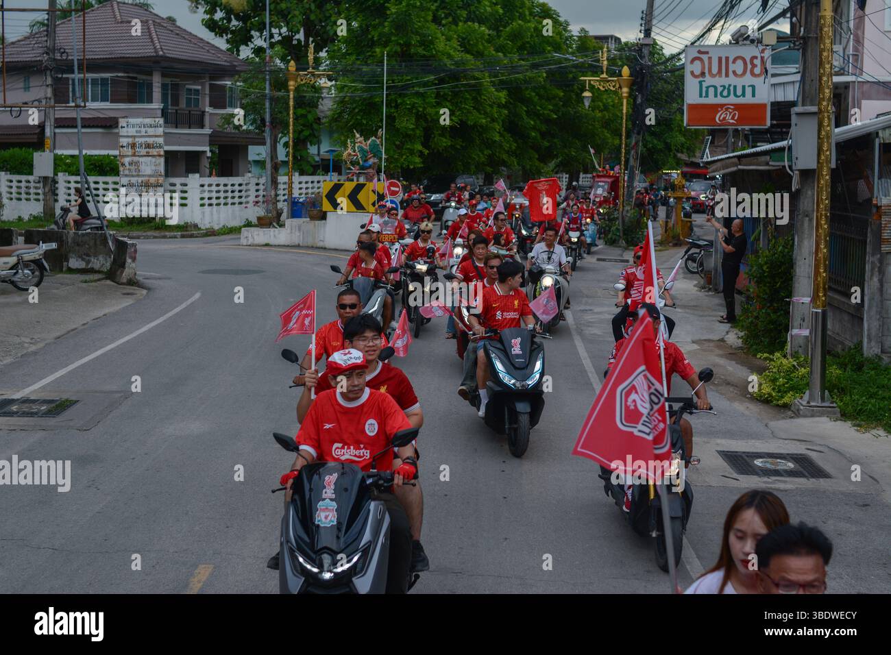 Mae Sot, Thailand. Mai 2025. Fans des FC Liverpool fahren Motorräder und Motorroller durch die Straßen von Mae SOT, schwenken Flaggen und feiern den Titelgewinn ihrer Mannschaft in der Premier League. Am 25. Mai 2025 hielten in Mae SOT, Thailand, rund 150 begeisterte Fans des Liverpool FC eine lebhafte Siegesparade durch die Stadt ab, um den Titelgewinn der Premier League zu feiern. In einem lebhaften Konvoi von Autos und Motorrädern umkreisten die Fans die Stadt und schwenkten Liverpool-Flaggen und würdigten stolz die triumphale Saison 2024-2025. Quelle: SOPA Images Limited/Alamy Live News Stockfoto