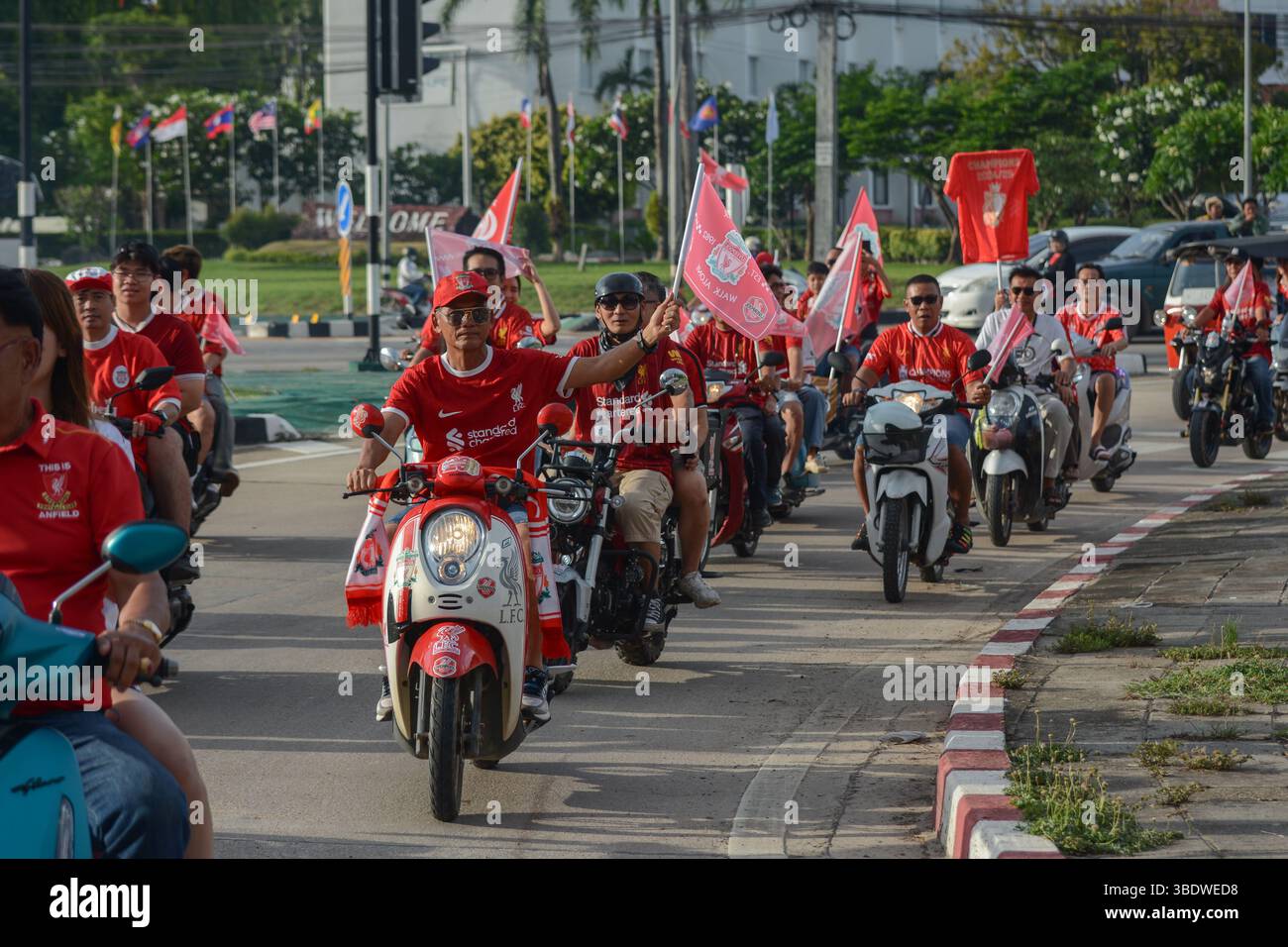 Mae Sot, Thailand. Mai 2025. Fans des FC Liverpool fahren Motorräder und Motorroller durch die Straßen von Mae SOT, schwenken Flaggen und feiern den Titelgewinn ihrer Mannschaft in der Premier League. Am 25. Mai 2025 hielten in Mae SOT, Thailand, rund 150 begeisterte Fans des Liverpool FC eine lebhafte Siegesparade durch die Stadt ab, um den Titelgewinn der Premier League zu feiern. In einem lebhaften Konvoi von Autos und Motorrädern umkreisten die Fans die Stadt und schwenkten Liverpool-Flaggen und würdigten stolz die triumphale Saison 2024-2025. Quelle: SOPA Images Limited/Alamy Live News Stockfoto