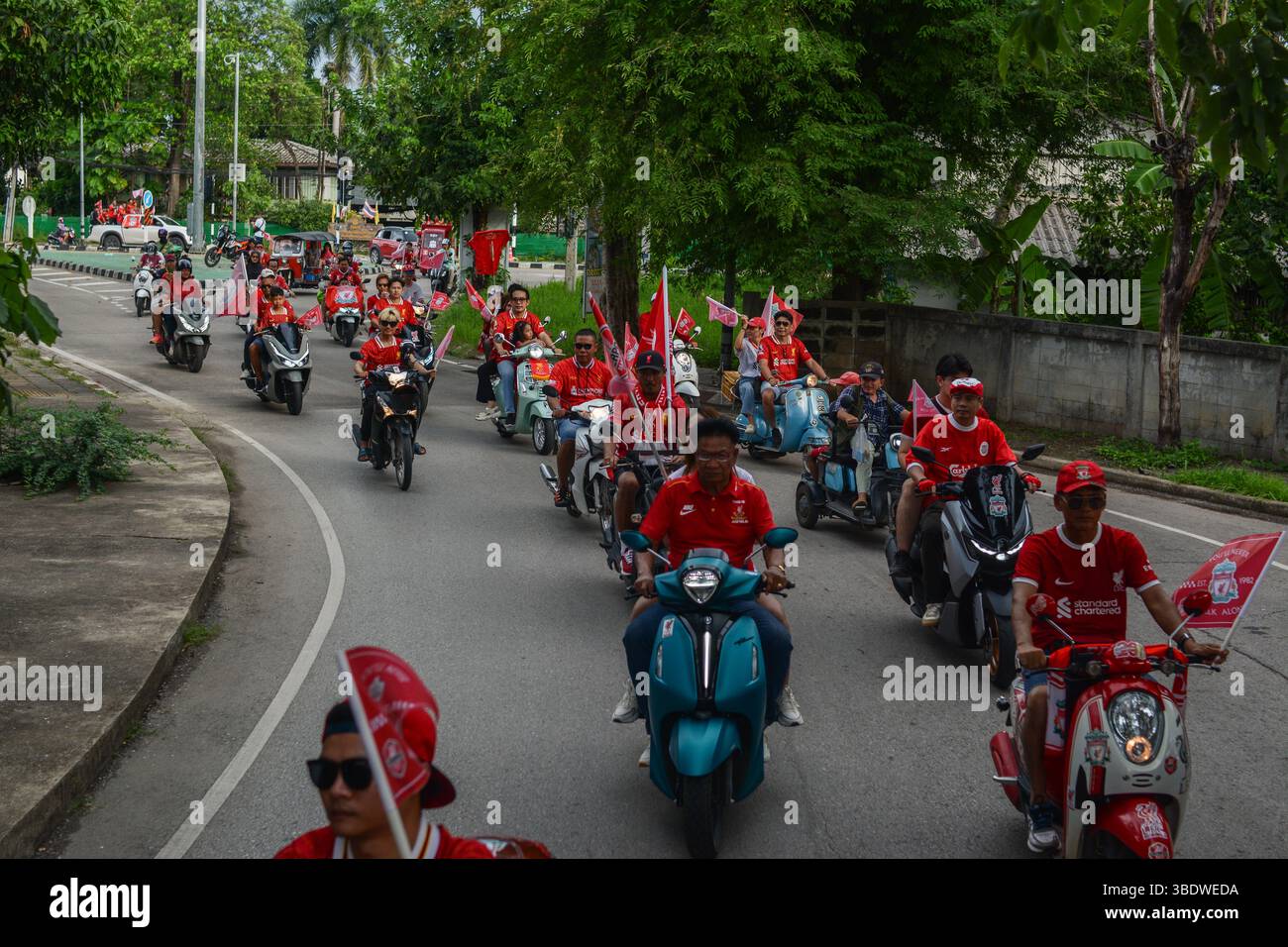 Mae Sot, Thailand. Mai 2025. Fans des FC Liverpool fahren Motorräder und Motorroller durch die Straßen von Mae SOT, schwenken Flaggen und feiern den Titelgewinn ihrer Mannschaft in der Premier League. Am 25. Mai 2025 hielten in Mae SOT, Thailand, rund 150 begeisterte Fans des Liverpool FC eine lebhafte Siegesparade durch die Stadt ab, um den Titelgewinn der Premier League zu feiern. In einem lebhaften Konvoi von Autos und Motorrädern umkreisten die Fans die Stadt und schwenkten Liverpool-Flaggen und würdigten stolz die triumphale Saison 2024-2025. Quelle: SOPA Images Limited/Alamy Live News Stockfoto