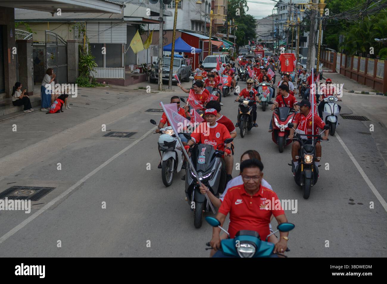 Mae Sot, Thailand. Mai 2025. Fans des FC Liverpool fahren Motorräder und Motorroller durch die Straßen von Mae SOT, schwenken Flaggen und feiern den Titelgewinn ihrer Mannschaft in der Premier League. Am 25. Mai 2025 hielten in Mae SOT, Thailand, rund 150 begeisterte Fans des Liverpool FC eine lebhafte Siegesparade durch die Stadt ab, um den Titelgewinn der Premier League zu feiern. In einem lebhaften Konvoi von Autos und Motorrädern umkreisten die Fans die Stadt und schwenkten Liverpool-Flaggen und würdigten stolz die triumphale Saison 2024-2025. Quelle: SOPA Images Limited/Alamy Live News Stockfoto