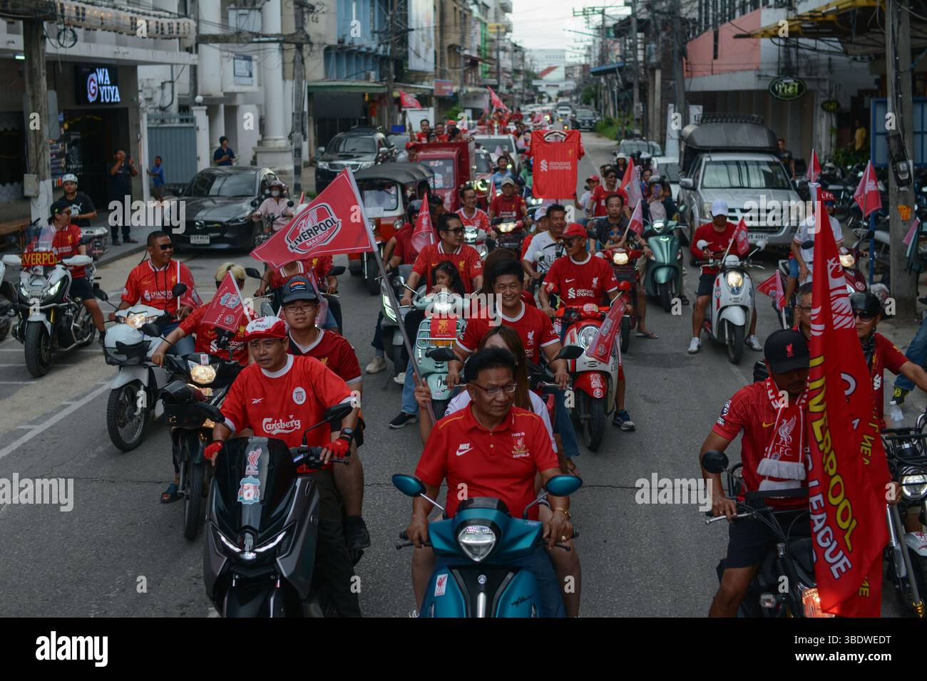 Mae Sot, Thailand. Mai 2025. Fans des FC Liverpool fahren Motorräder und Motorroller durch die Straßen von Mae SOT, schwenken Flaggen und feiern den Titelgewinn ihrer Mannschaft in der Premier League. Am 25. Mai 2025 hielten in Mae SOT, Thailand, rund 150 begeisterte Fans des Liverpool FC eine lebhafte Siegesparade durch die Stadt ab, um den Titelgewinn der Premier League zu feiern. In einem lebhaften Konvoi von Autos und Motorrädern umkreisten die Fans die Stadt und schwenkten Liverpool-Flaggen und würdigten stolz die triumphale Saison 2024-2025. Quelle: SOPA Images Limited/Alamy Live News Stockfoto