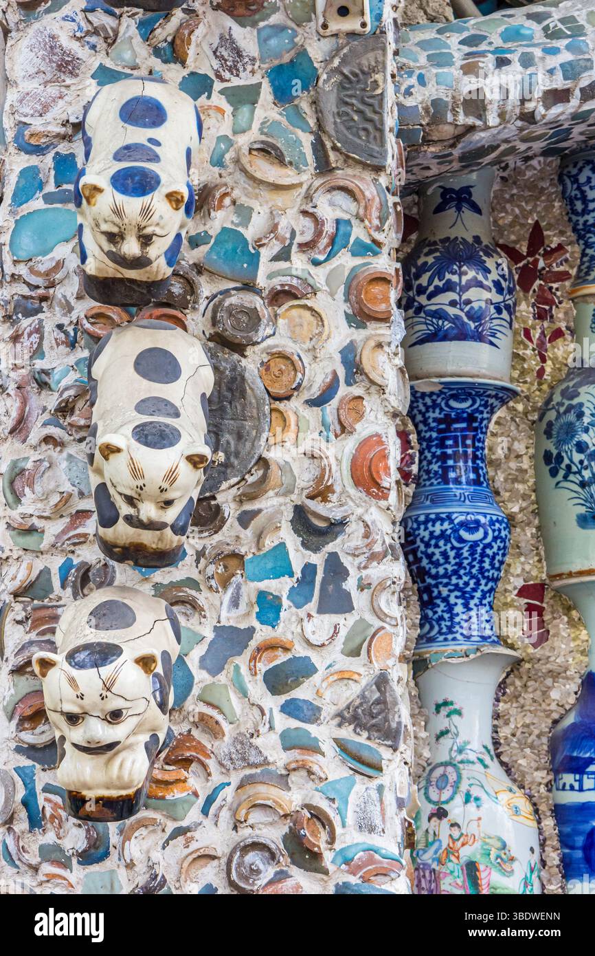 Porzellankatzen an der Wand des China-Hauses in Tianjin, China Stockfoto