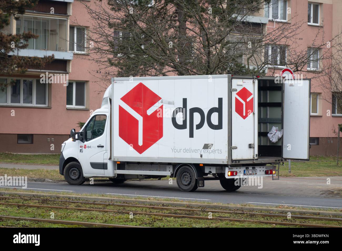 OSTRAVA, TSCHECHIEN - 31. JANUAR 2024: Renault Master III Kastenwagen der DPD-Lieferfirma parkt auf der Straße mit offener Tür Stockfoto