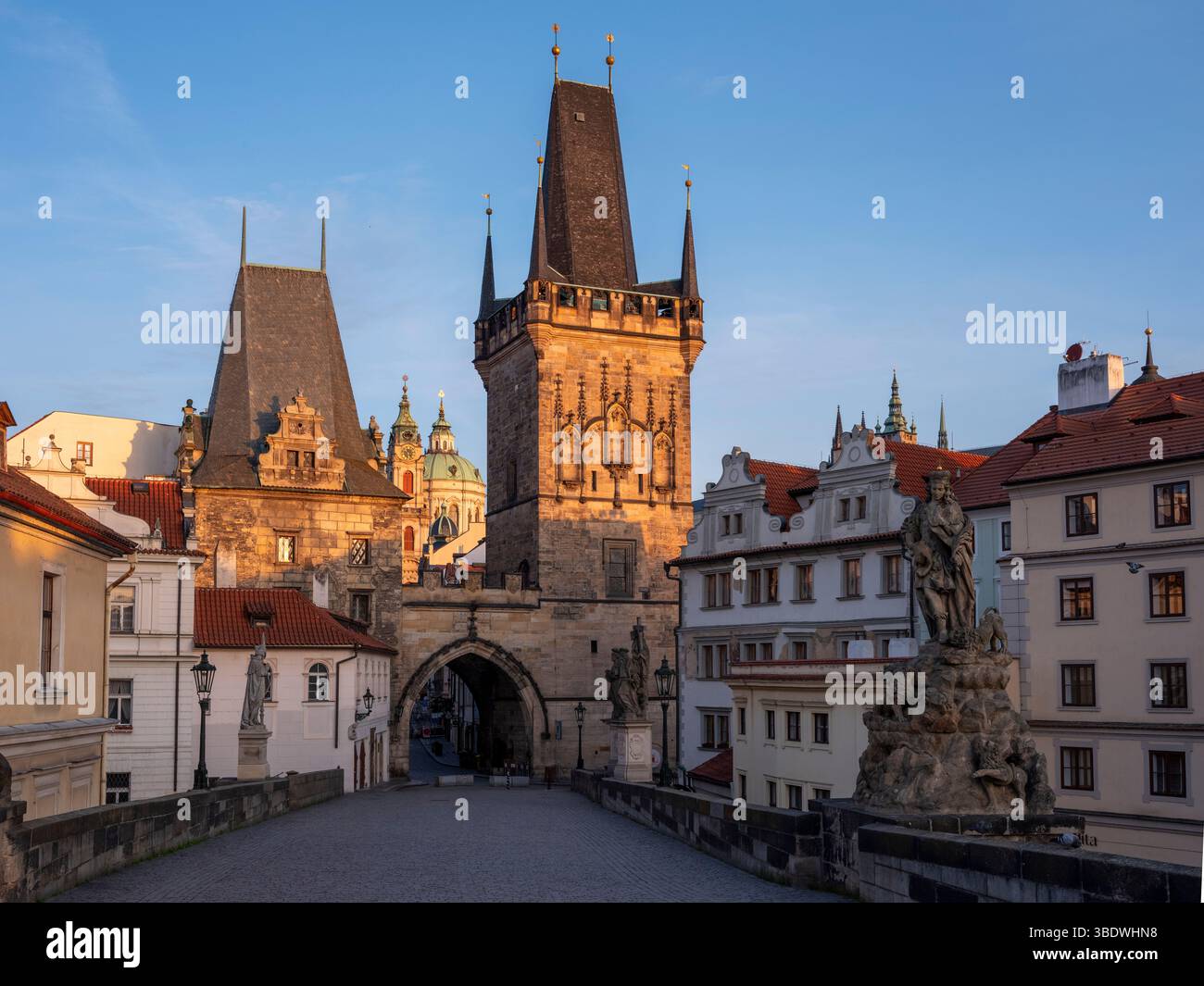 Karlsbrücke und Turm bei Sonnenaufgang in Prag Stockfoto