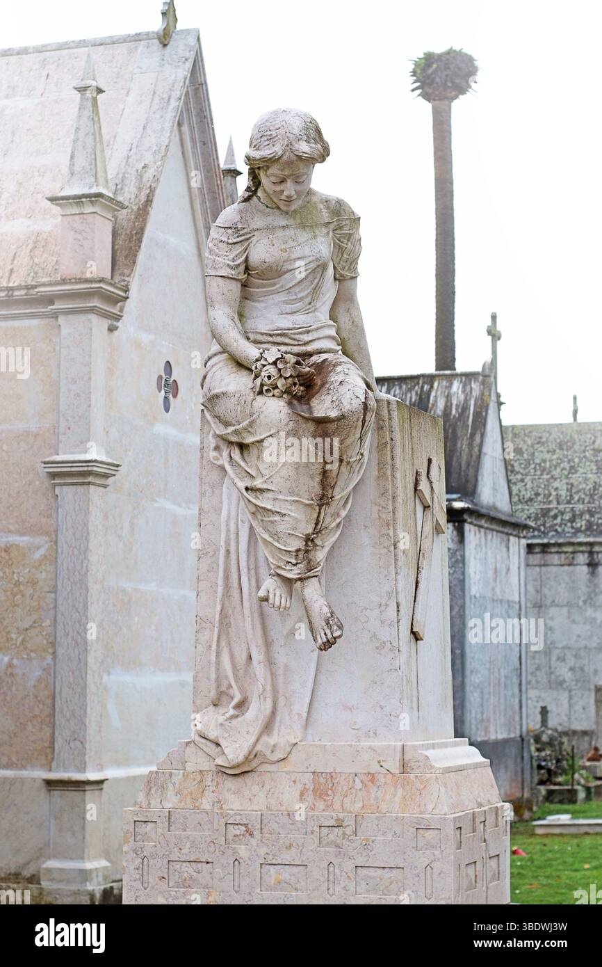 Steinengelstatue mit Blumen, Friedhof Stockfoto