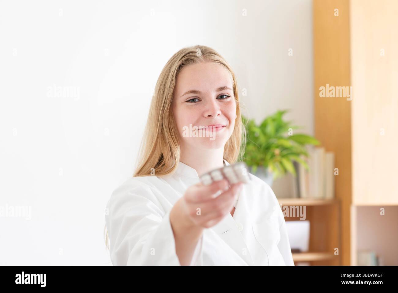 Junge Ärztin, die in einer Arztpraxis arbeitet Stockfoto