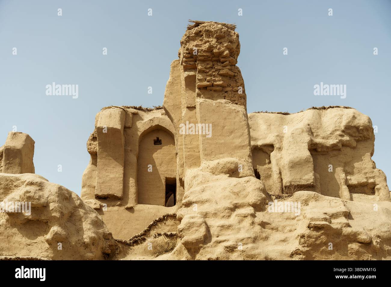 Ein großes Gebäude mit viel Stein und einem kleinen Fenster Stockfoto Ein großes Gebäude mit viel Stein und einem kleinen Fenster Stockfoto