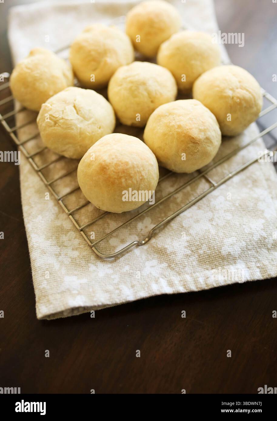 Frisch gebackene Brötchen auf Geschirrtuch Stockfoto