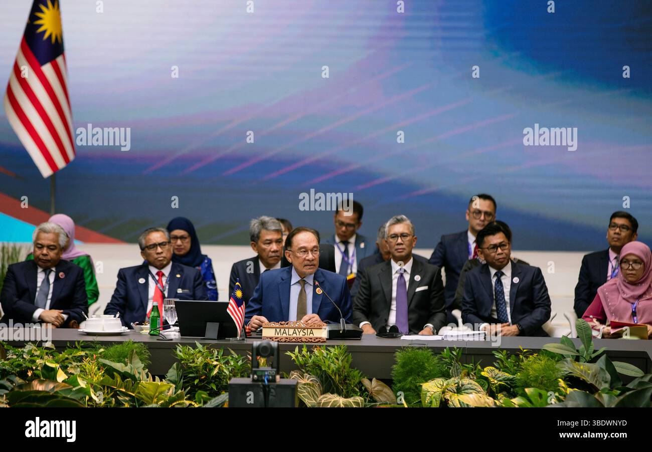 Kuala Lumpur, Malaysia. Mai 2025. Anwar Ibrahim (Front C), Premierminister Malaysias, der rotierende Vorsitzende der Vereinigung südostasiatischer Nationen (ASEAN), spricht bei der Eröffnungszeremonie der Plenarsitzung des 46. ASEAN-Gipfels am 26. Mai 2025 in Kuala Lumpur, Malaysia. Der 46. ASEAN-Gipfel hat hier am Montag in der Hauptstadt Malaysias seinen Anfang genommen, wobei eine größere regionale Integration und Widerstandsfähigkeit gegen Handels- und Wirtschaftsstörungen ganz oben auf der Tagesordnung standen. Quelle: Ma Ping/Xinhua/Alamy Live News Stockfoto
