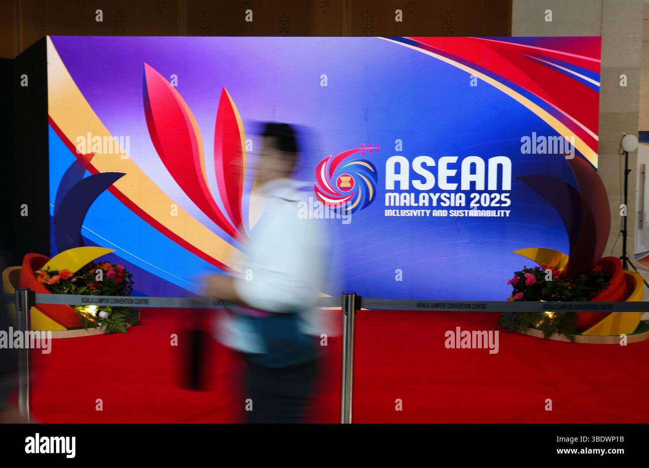 Kuala Lumpur. Mai 2025. Dieses Foto vom 26. Mai 2025 zeigt eine Innenansicht des Veranstaltungsortes für den 46. Association of Southeast Asian Nations (ASEAN) Summit in Kuala Lumpur, Malaysia. Der 46. ASEAN-Gipfel hat hier am Montag in der Hauptstadt Malaysias seinen Anfang genommen, wobei eine größere regionale Integration und Widerstandsfähigkeit gegen Handels- und Wirtschaftsstörungen ganz oben auf der Tagesordnung standen. Quelle: Ma Ping/Xinhua/Alamy Live News Stockfoto