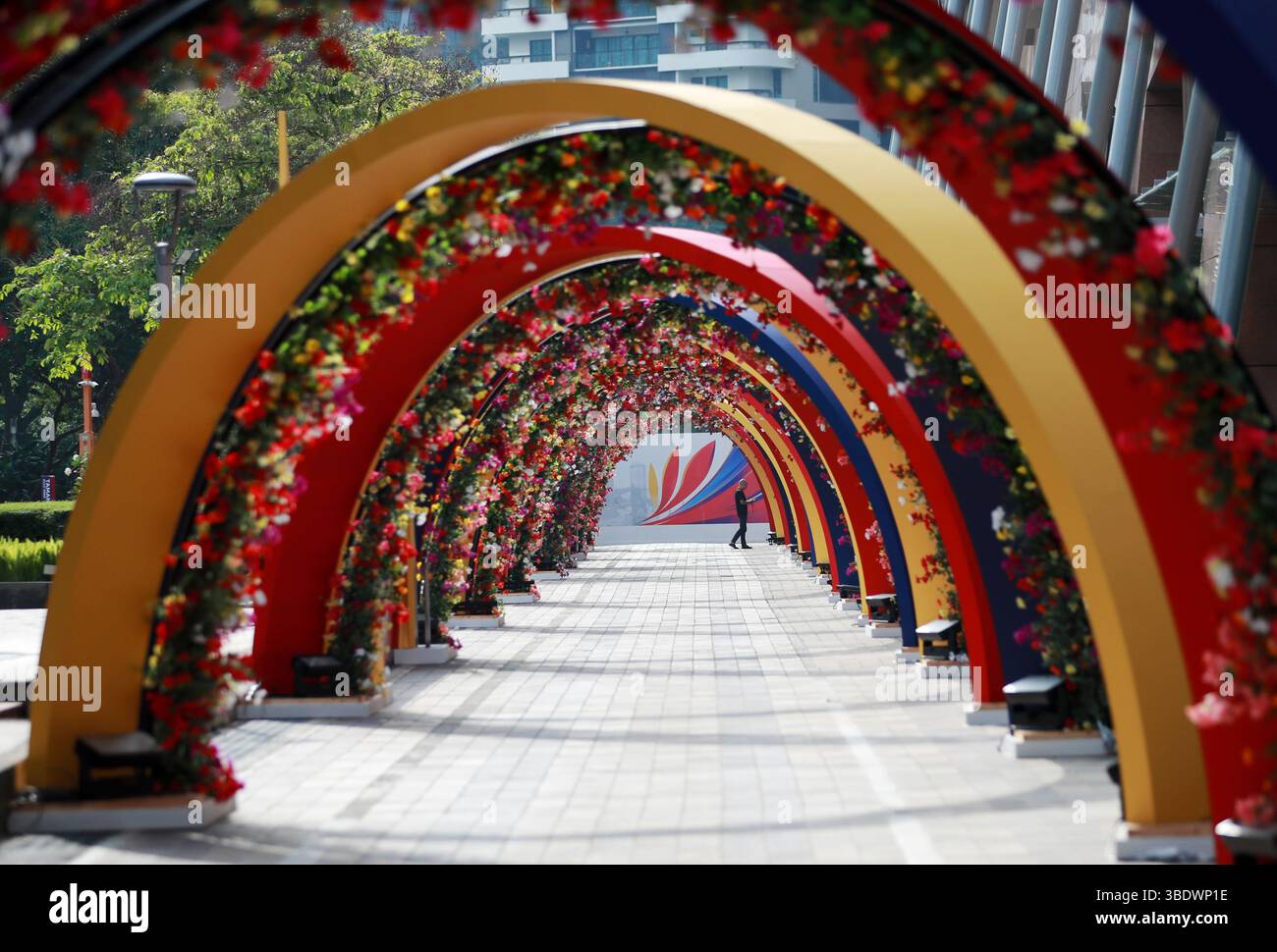Kuala Lumpur. Mai 2025. Dieses Foto vom 26. Mai 2025 zeigt einen Blick außerhalb des Veranstaltungsortes des 46. Gipfels der Vereinigung südostasiatischer Nationen (ASEAN) in Kuala Lumpur, Malaysia. Der 46. ASEAN-Gipfel hat hier am Montag in der Hauptstadt Malaysias seinen Anfang genommen, wobei eine größere regionale Integration und Widerstandsfähigkeit gegen Handels- und Wirtschaftsstörungen ganz oben auf der Tagesordnung standen. Quelle: Ma Ping/Xinhua/Alamy Live News Stockfoto