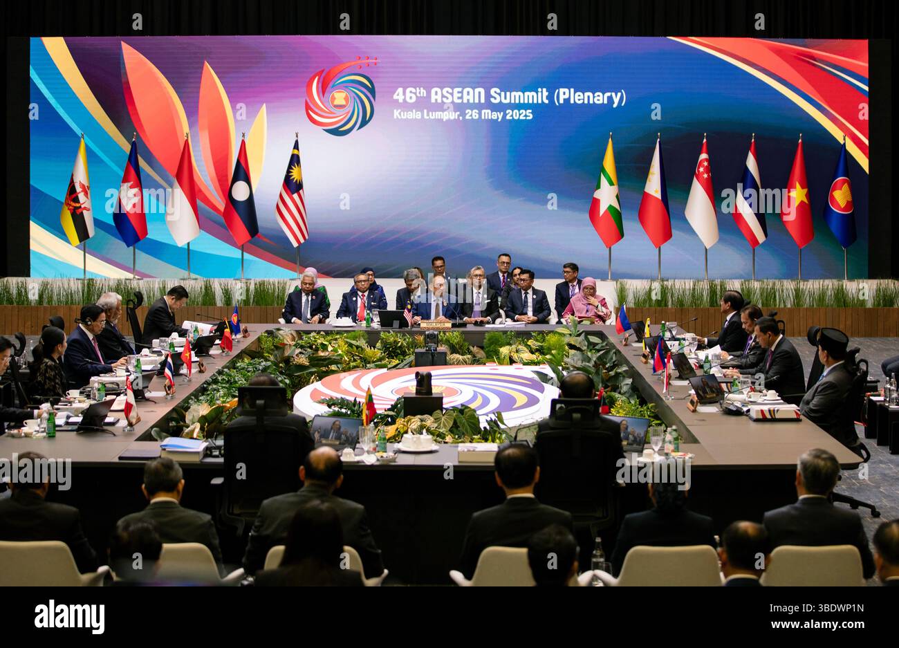 Kuala Lumpur. Mai 2025. Dieses Foto vom 26. Mai 2025 zeigt die Eröffnungszeremonie der Plenarsitzung des 46. Gipfels der Vereinigung südostasiatischer Nationen (ASEAN) in Kuala Lumpur, Malaysia. Der 46. ASEAN-Gipfel hat hier am Montag in der Hauptstadt Malaysias seinen Anfang genommen, wobei eine größere regionale Integration und Widerstandsfähigkeit gegen Handels- und Wirtschaftsstörungen ganz oben auf der Tagesordnung standen. Quelle: Ma Ping/Xinhua/Alamy Live News Stockfoto