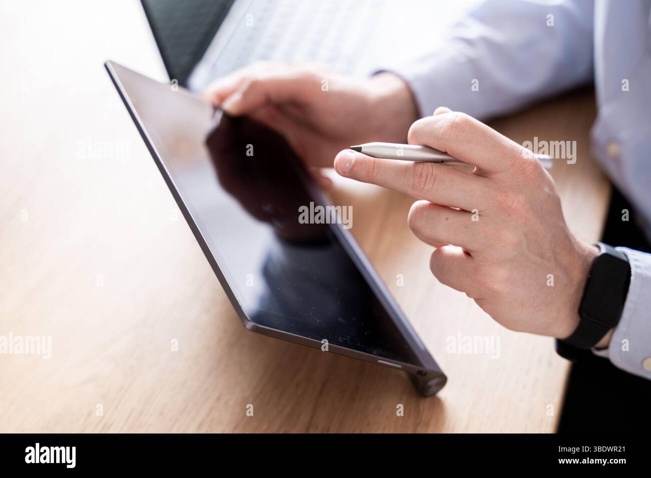 Hybride Arbeitsszene mit Organisation und Einsatz digitaler Werkzeuge Stockfoto
