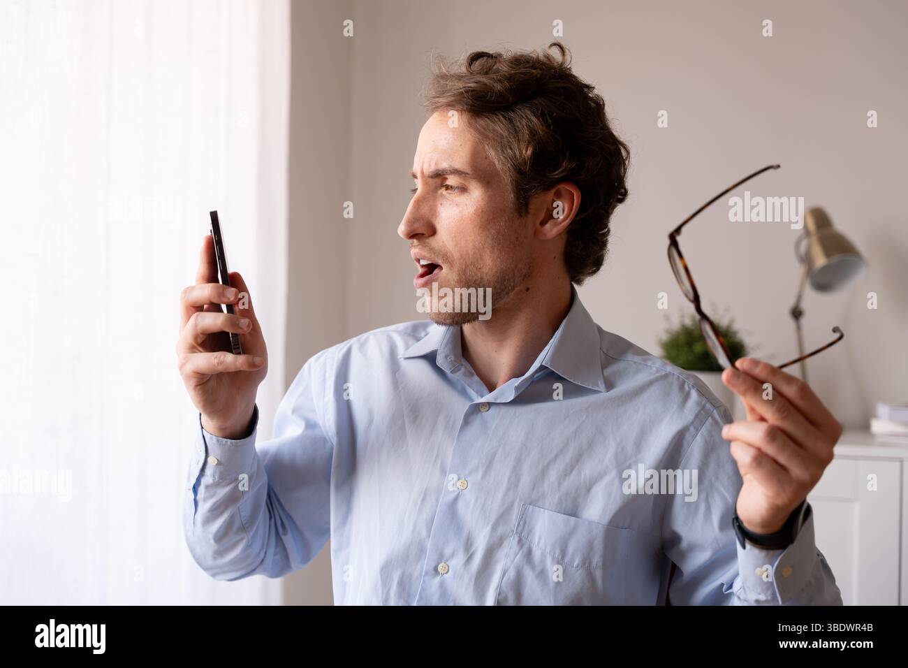 Mitarbeiter im Außendienst sind von ständigen Anrufen und Meetings überfordert und irritiert Stockfoto