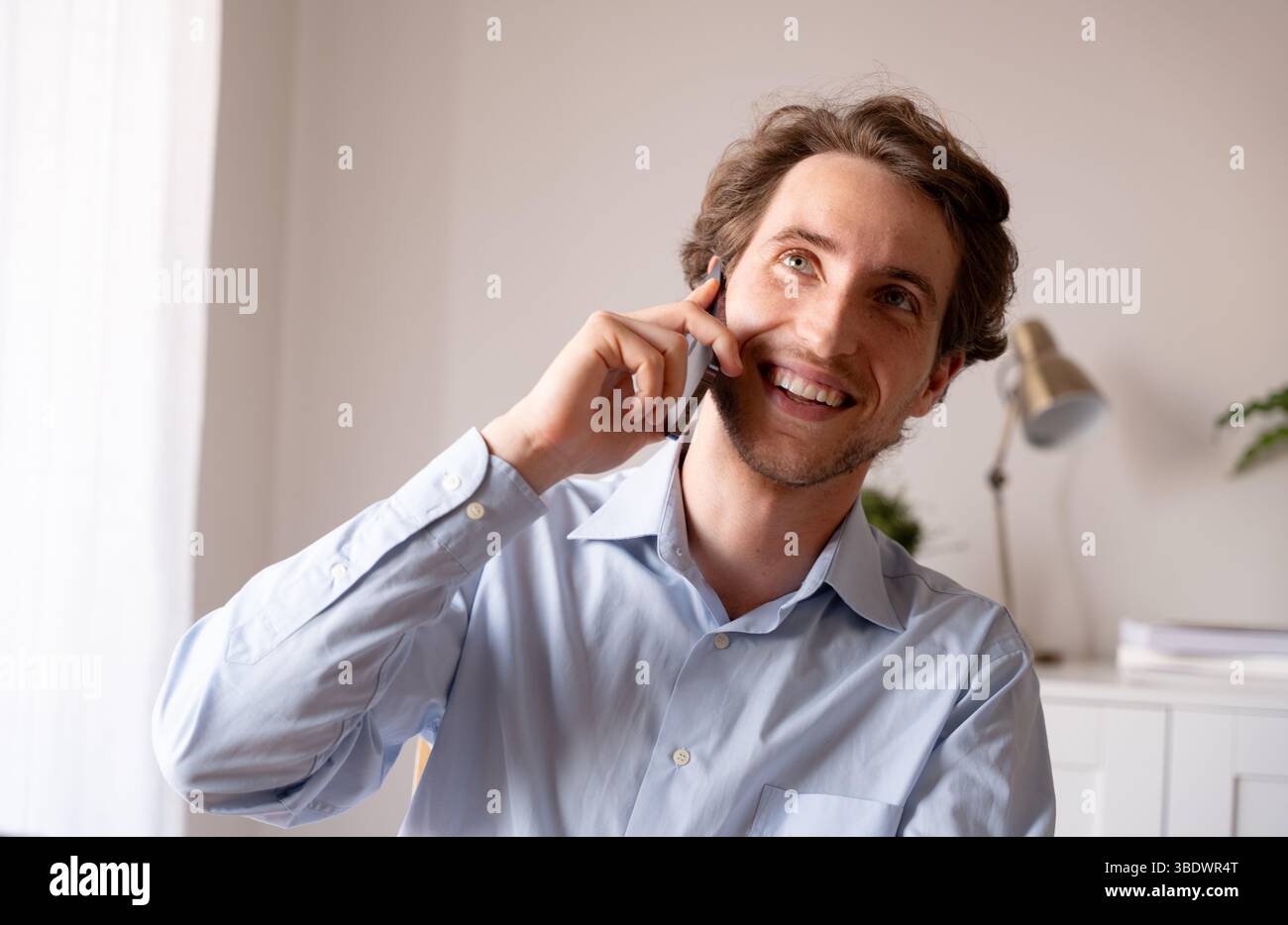 Geschäftsinhaber in einer hybriden Umgebung arbeiten glücklich und produktiv in ihrem Telearbeit-Bereich Stockfoto