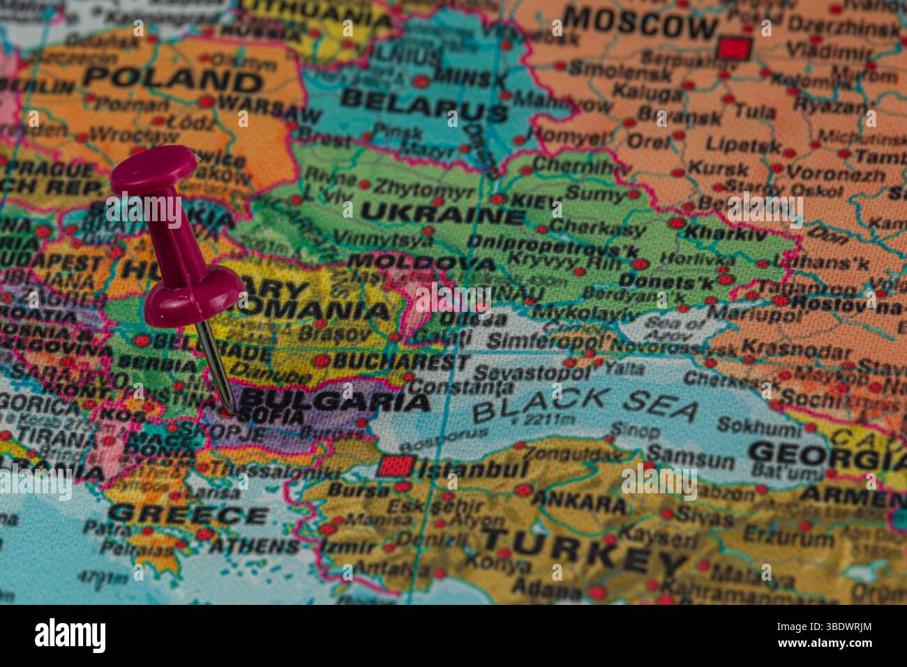 Eine detaillierte Karte von Osteuropa zeigt Bulgarien und Rumänien, die gut sichtbar mit einer roten Pinnnadel markiert sind, die einen bedeutenden Ort oder Punkt von anzeigt Stockfoto