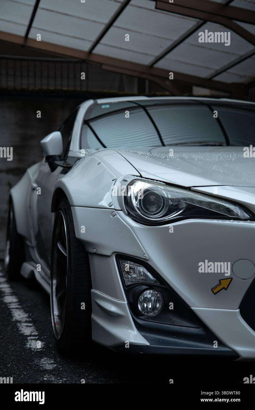 Nahaufnahme eines Toyota GT 86 Sportwagens unter einem Dach mit schlanken Scheinwerfern und aerodynamischen Linien Stockfoto