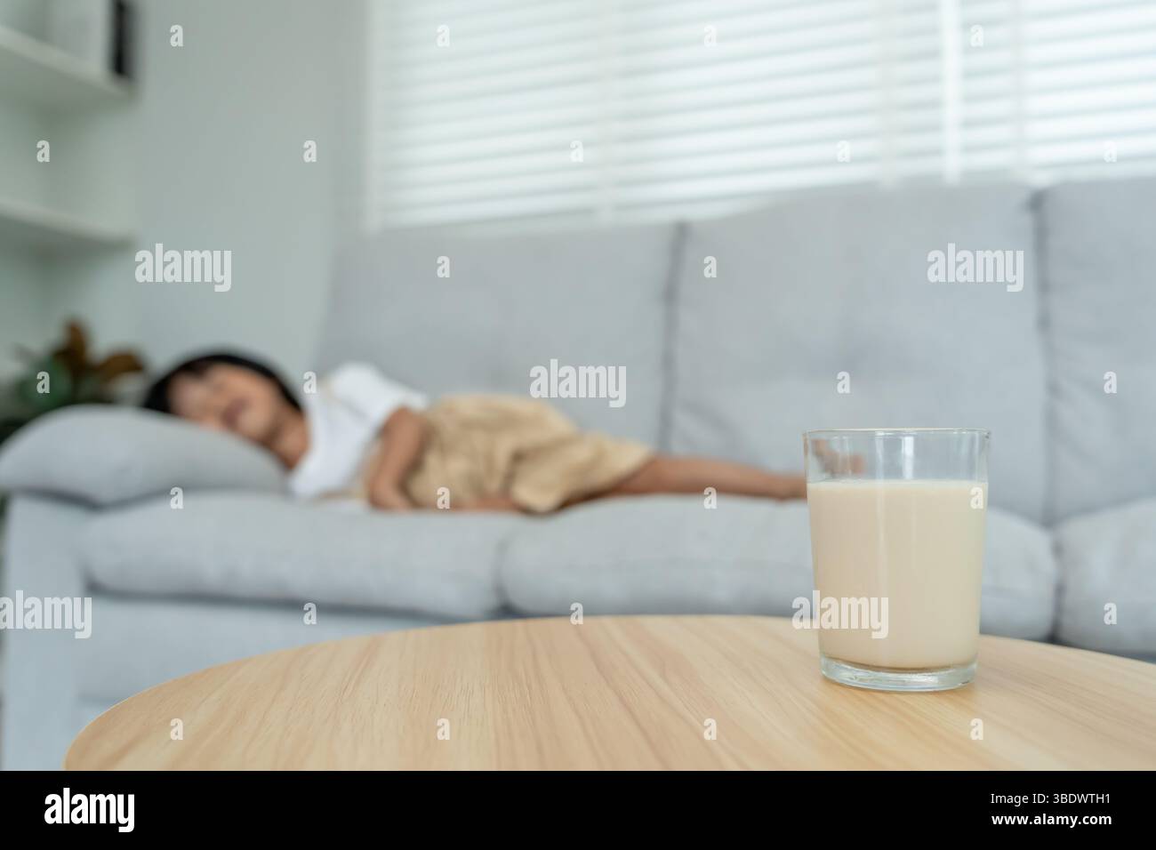 Milchallergene, Kinder fällende Magenschmerzen und Durchfall, laufende verstopfte Nase leiden unter Unverträglichkeitsallergien auslösen Symptome. Bauchschmerzen nu Stockfoto
