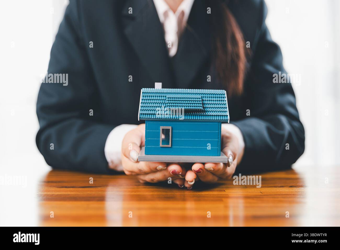Hausversicherung und Sicherheitskonzept. Immobilienversicherung. Risiko einer Domino-Kette. Versicherungsrisikomanagement, Sachschutz, Finanzen Stockfoto