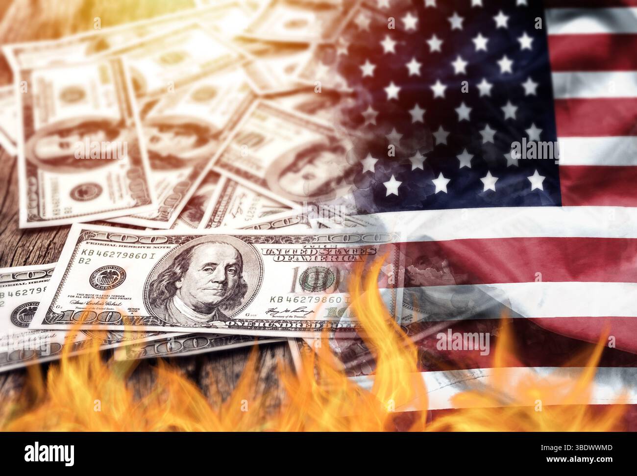 US-Dollar-Banknotenwährung und US-Flagge brennen in Brand. Die Wirtschaftskrise in den Vereinigten Staaten und das Vertrauen der Investoren in den Wert Amerikas Stockfoto