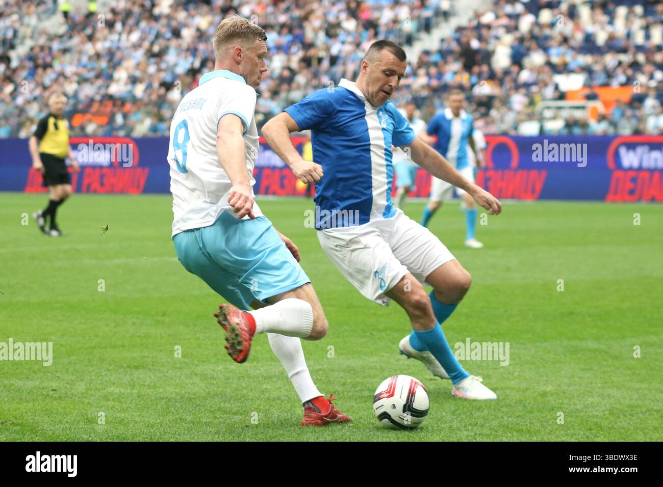 Sankt Petersburg, Russland. Mai 2025. Pavel Pogrebnyak (8) Zenit Leningrad, Aleksandar Lukovic (C) von Zenit St. Petersburg, wurde während des Legends Match zu Ehren des 100. Jahrestages von Zenit St. Petersburg und Zenit Leningrad gesehen. Endpunktzahl: Zenit St. Petersburg 3:1 Zenit Leningrad. Quelle: SOPA Images Limited/Alamy Live News Stockfoto