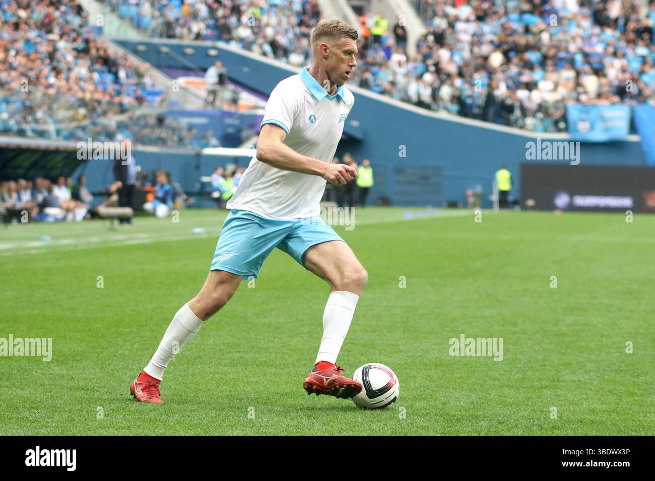 Sankt Petersburg, Russland. Mai 2025. Pavel Pogrebnyak (8) von Zenit Leningrad wurde während des Legends Matches zu Ehren des 100. Jubiläums von Zenit St. Petersburg und Zenit Leningrad gesehen. Endpunktzahl: Zenit St. Petersburg 3:1 Zenit Leningrad. Quelle: SOPA Images Limited/Alamy Live News Stockfoto