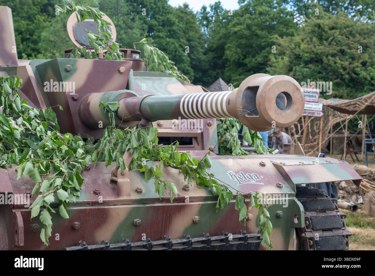 Nahaufnahme der Waffe mit Tötungsringen auf einem Nachbau des deutschen Sturmgeschütz 3 oder Stug 3 auf der Overlord Militär-Show. Mai 2025. Stockfoto