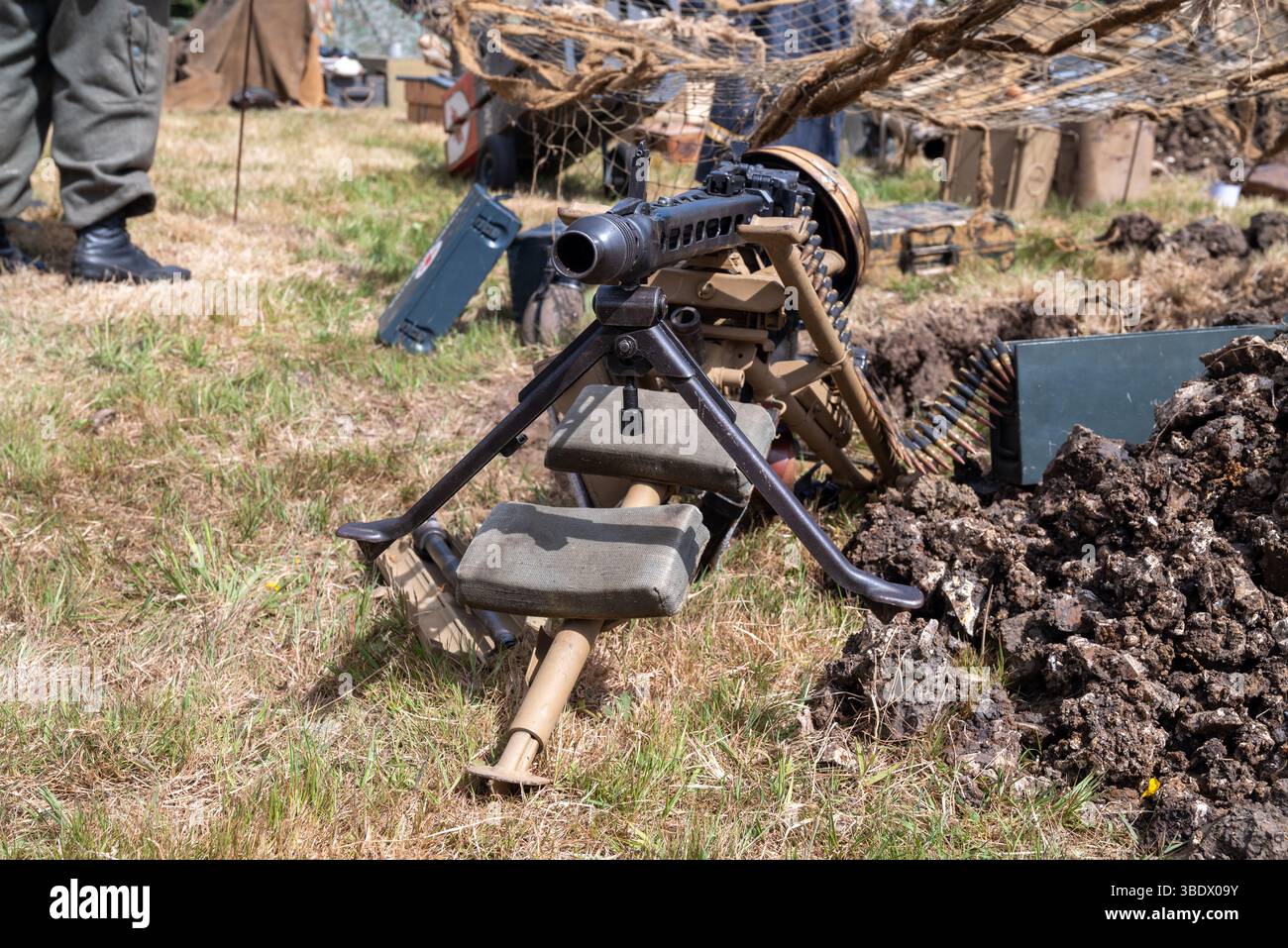 Berüchtigte Hitlers Buzz-Säge oder MG42-Maschinengewehr auf einer Halterung auf der Overlord-Militärausstellung. Mai 2025. Stockfoto