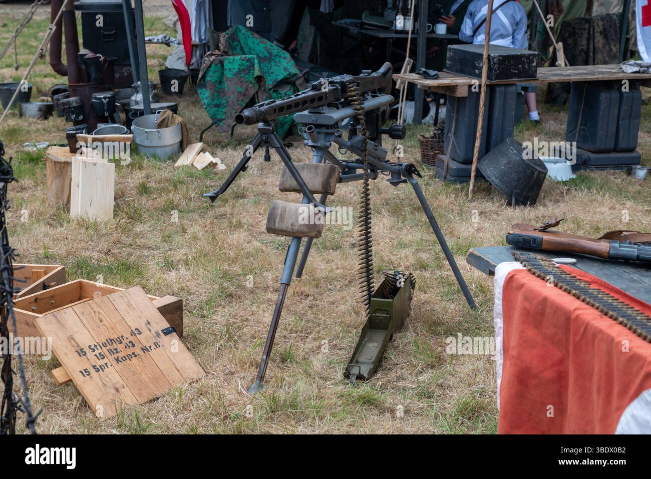Berüchtigte Hitlers Buzz-Säge oder MG42-Maschinengewehr auf einer Halterung auf der Overlord-Militärausstellung. Mai 2025. Stockfoto