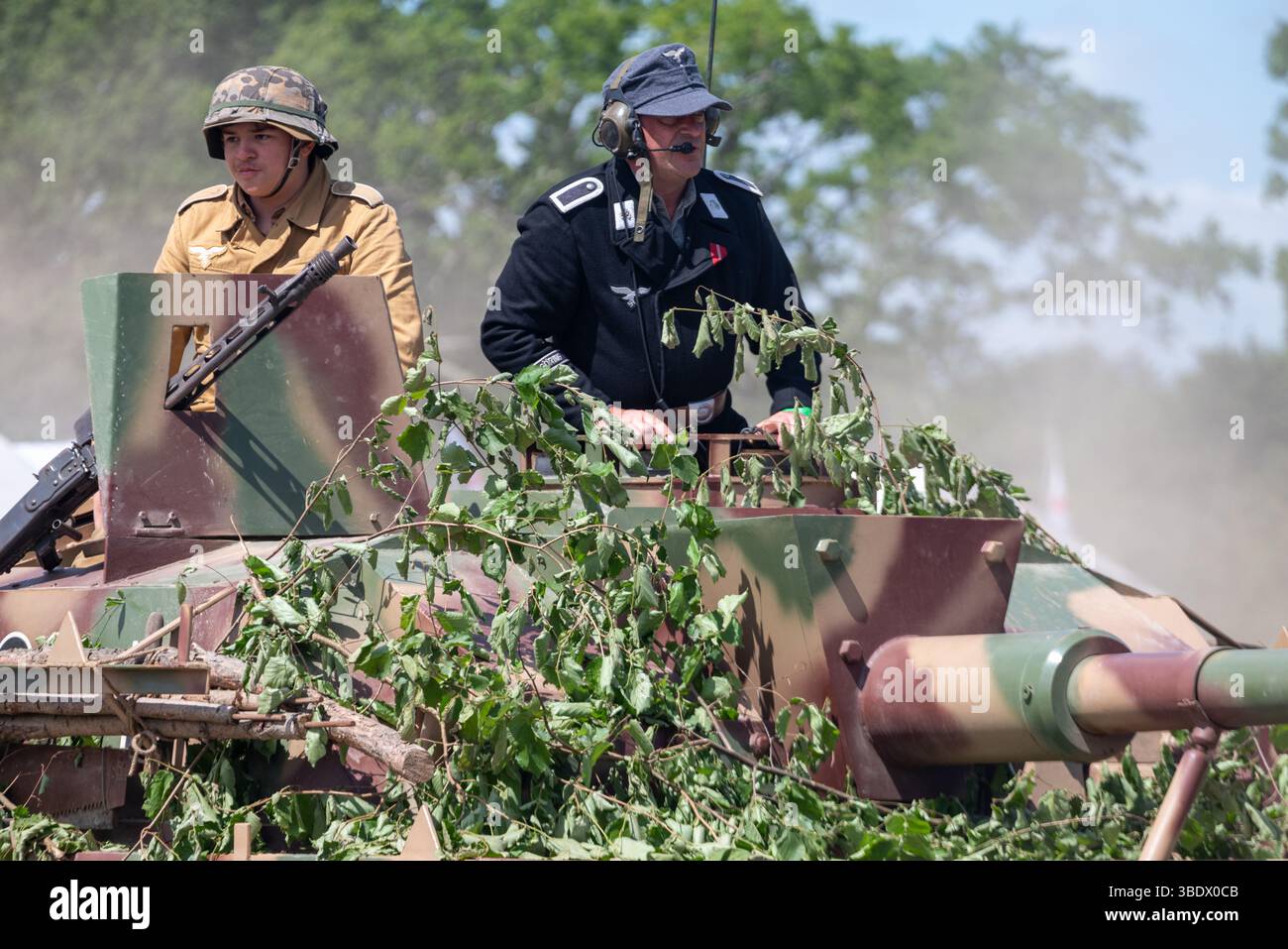 Nachbildung deutscher Sturmgeschütz 3 oder Stug 3, die bei der Militärshow Overlord herumfahren. Mai 2025. Stockfoto