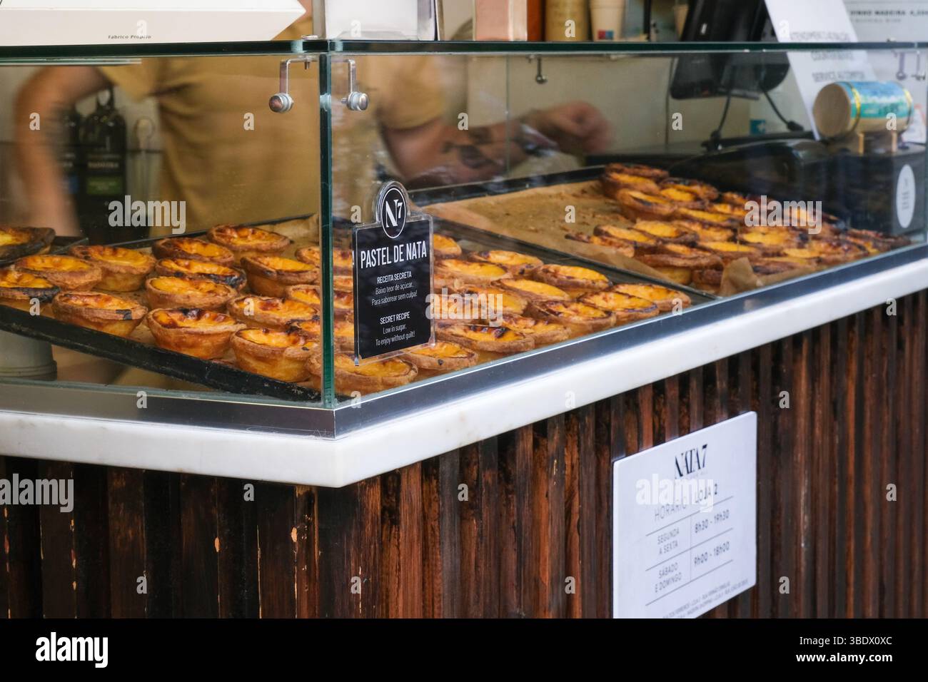 Pastell de nata (Eierpudding) in einer Bäckerei in Funchal, Madeira Stockfoto