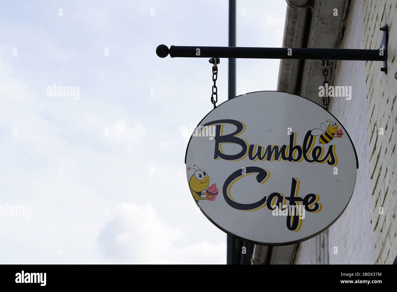 Das Outdoor Sign of Bumbles Cafe mit Cartoon Bienen Signage. Chichester, Großbritannien Stockfoto