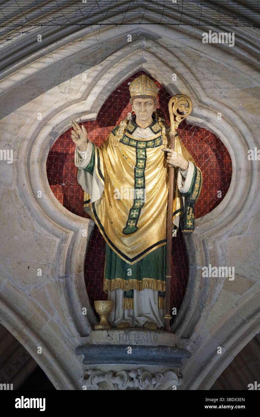 Statue einer religiösen Figur in einer historischen architektonischen Umgebung. Chichester, Großbritannien Stockfoto