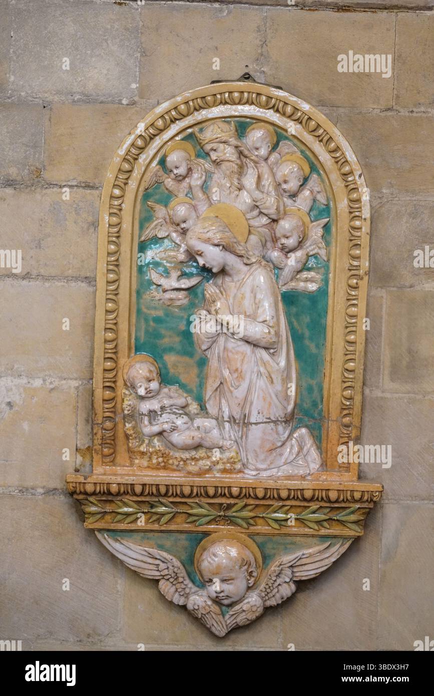 Religiöse Reliefskulptur mit sakralen Figuren in devotional Art Design.Chichester, Großbritannien Stockfoto