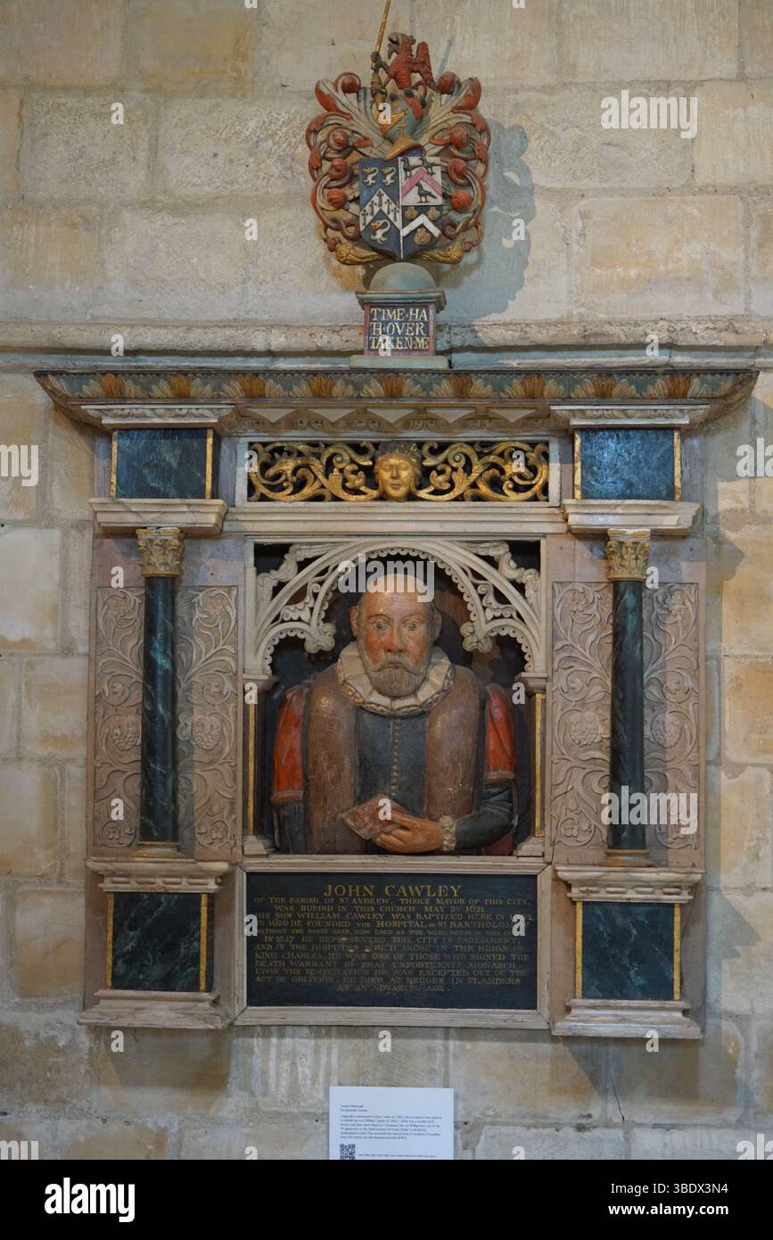 Historisches Denkmal von John Cawley an einer Kirchenmauer. Chichester, Großbritannien Stockfoto