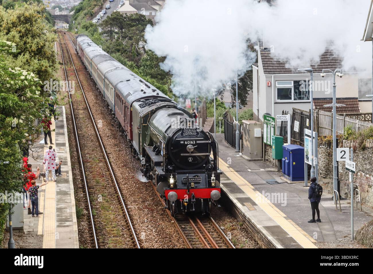 Der Royal Dutchy Steam Train fährt im Mai 2025 durch die Dockyard Station in Devonport Stockfoto