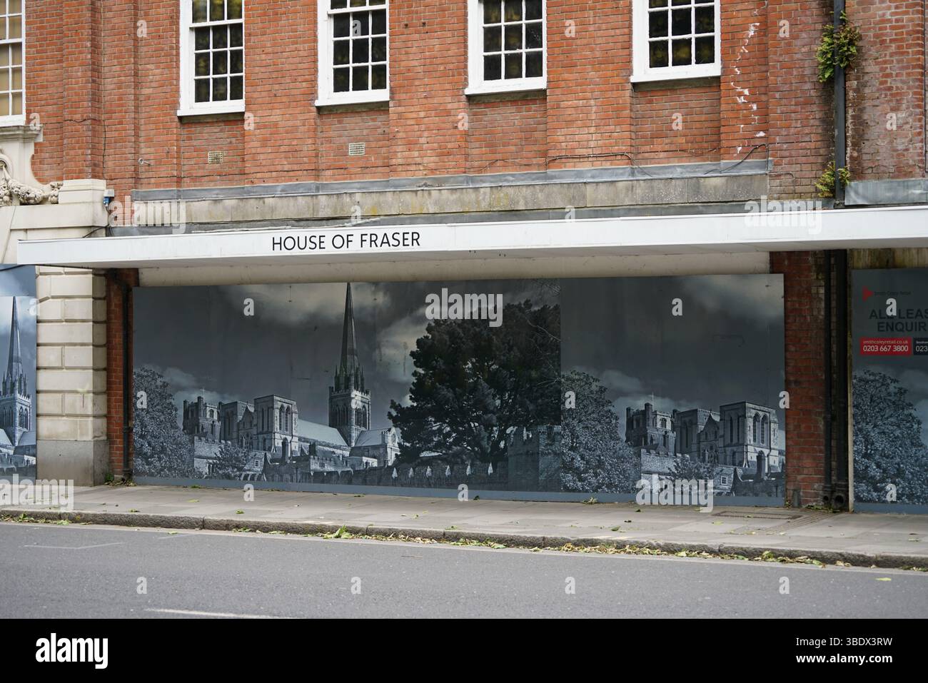 Fassade eines leeren House of Fraser Store mit Kunstwerken. Chichester, Großbritannien Stockfoto