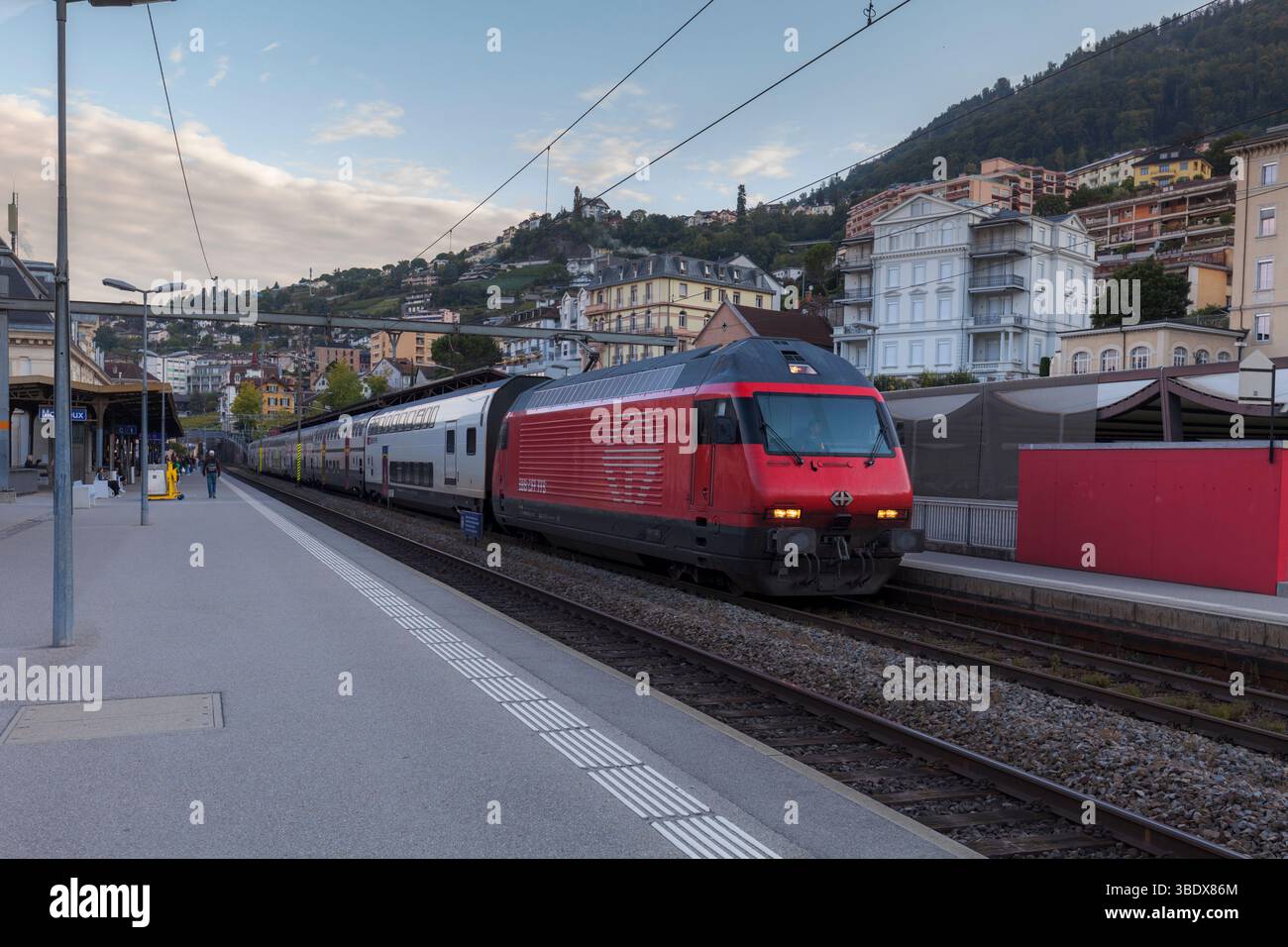 SBB Re 460 Elektrolokomotive 460031 im Bahnhof Montreux (Schweiz) mit Überlandzug Stockfoto
