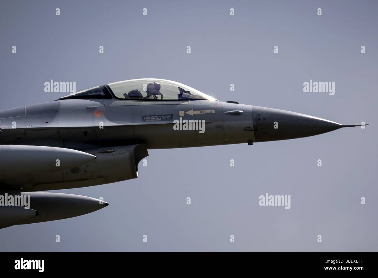 VOLKEL - einer der letzten beiden (der versprochenen 24) F16-Kampfflugzeuge verlässt die Volkel Air Base. Die Flugzeuge sind für die Ukraine. Insgesamt haben die Niederlande 24 F16 zugesagt. ANP ROBIN VAN LONKHUIJSEN niederlande aus - belgien aus Stockfoto
