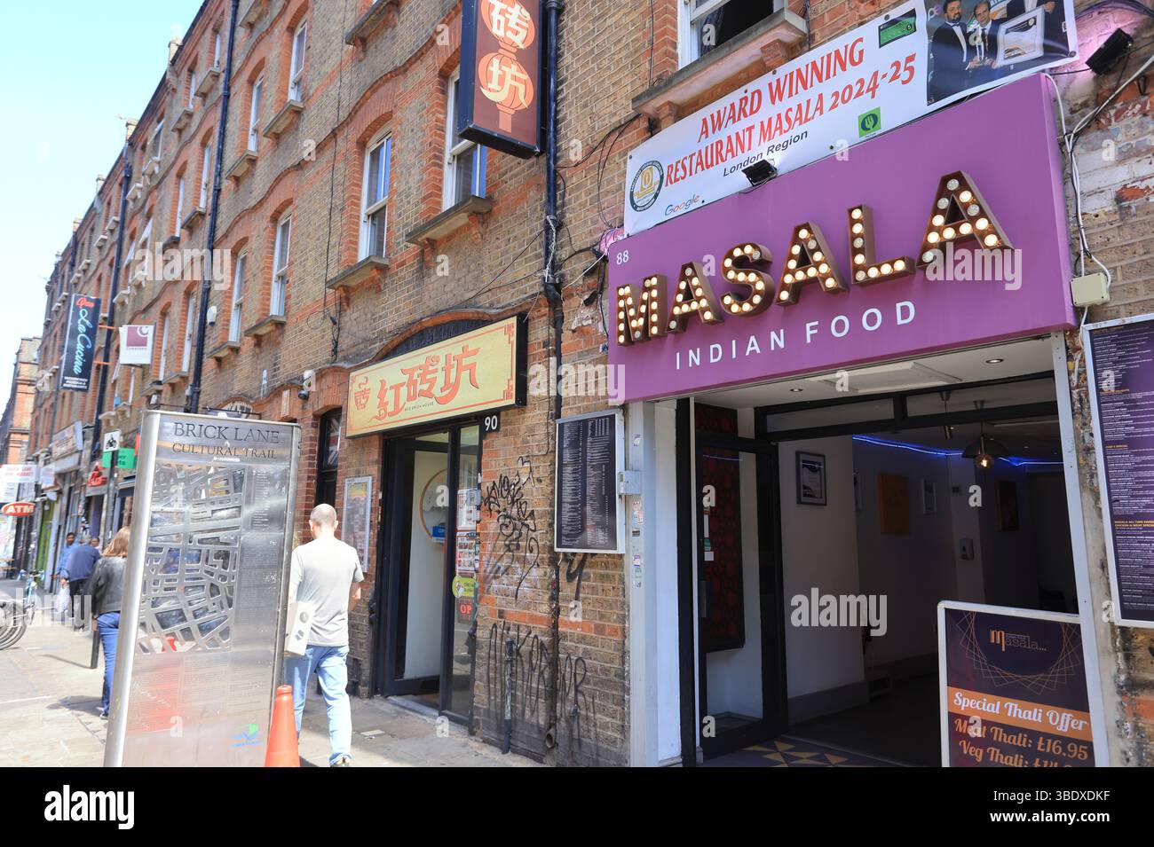 Lebendige Brick Lane im Osten Londons, bekannt für seine Curry-Häuser, Bagel-Geschäfte, Straßenkunst & Märkte, beliebtes Reiseziel 4 Touristen & Einheimische, Großbritannien Stockfoto