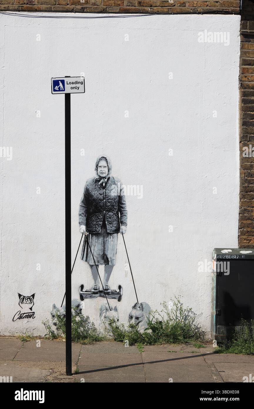 Die Graffiti-Künstlerin Catman malte die Königin auf einem Hoverboard und ging mit ihren Corgis zu ihrem 90. Geburtstag in der Lordship Lane in East Dulwich, SE London, Großbritannien Stockfoto