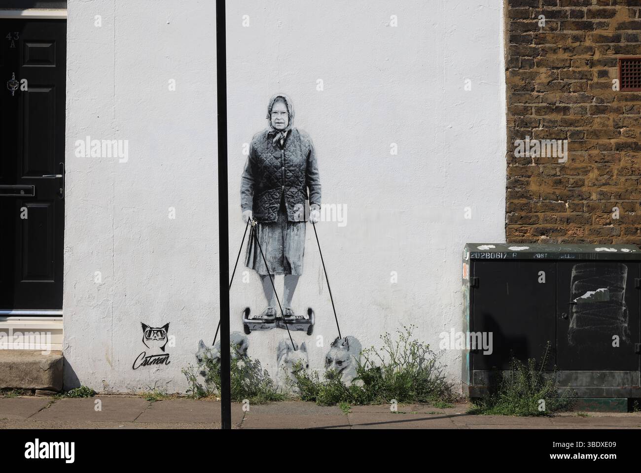 Die Graffiti-Künstlerin Catman malte die Königin auf einem Hoverboard und ging mit ihren Corgis zu ihrem 90. Geburtstag in der Lordship Lane in East Dulwich, SE London, Großbritannien Stockfoto