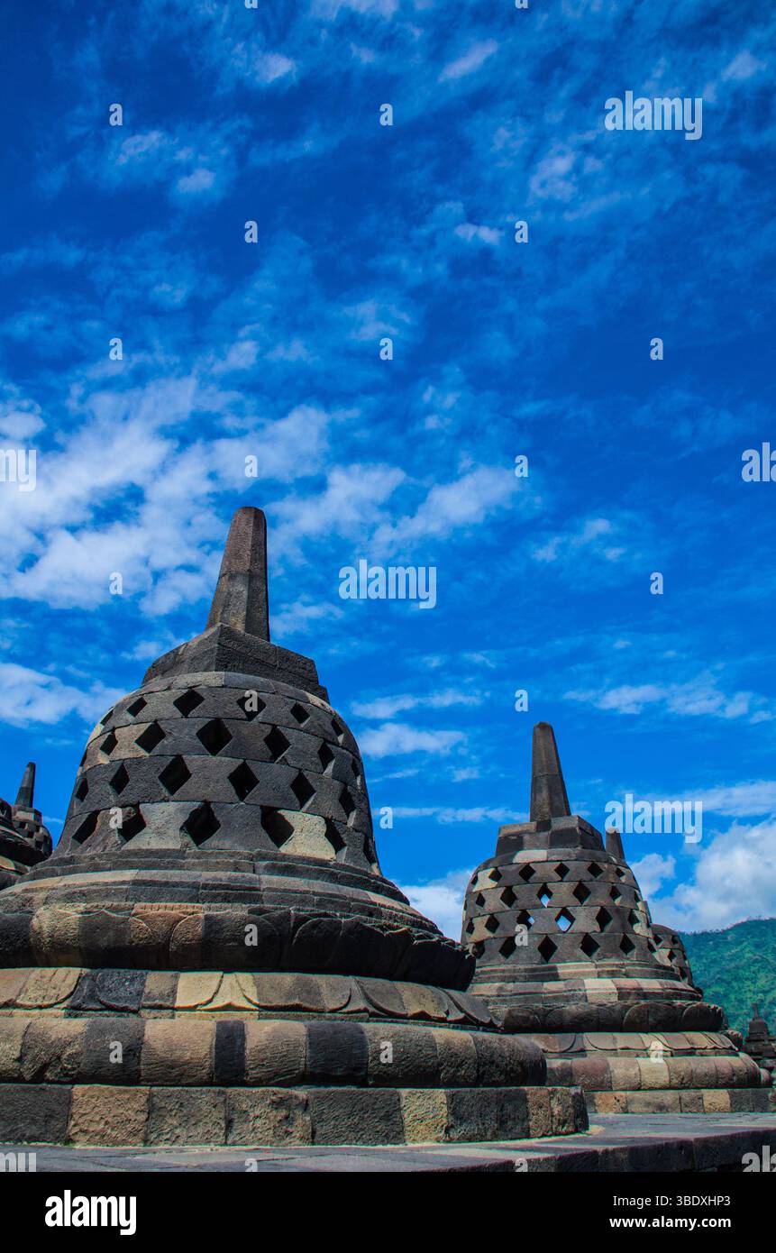 Antike buddhistische Stupas im Borobudur-Denkmal Stockfoto