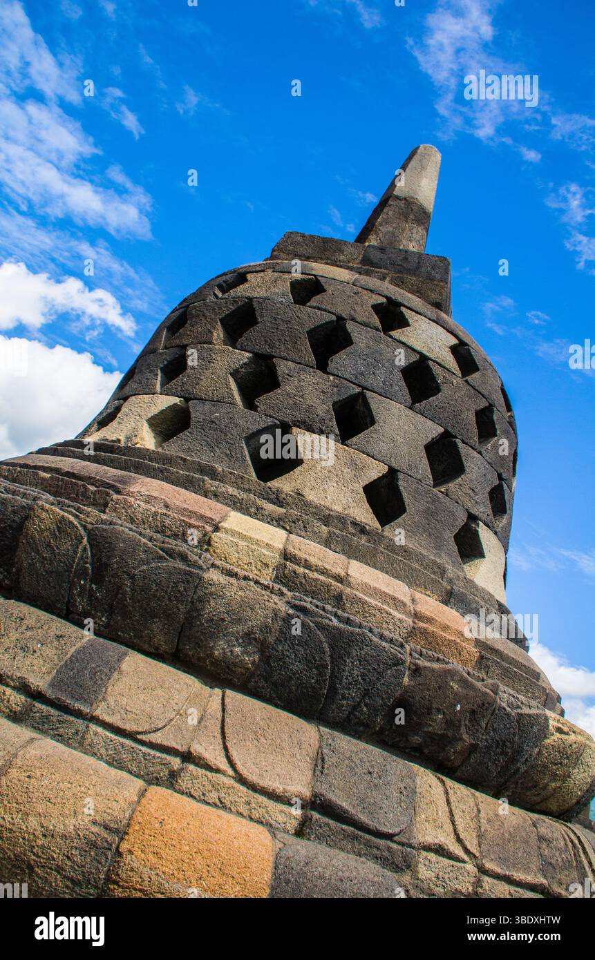 Antike buddhistische Stupas im Borobudur-Denkmal Stockfoto