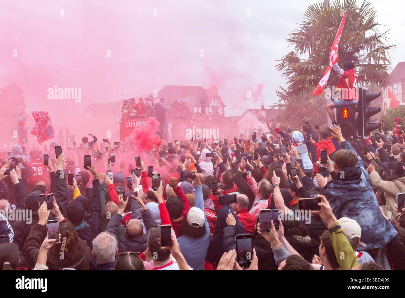 Queens Drive, Liverpool, Großbritannien. Mai 2025. Nach dem Sieg in der Premier League hat der Liverpool Football Club eine Siegesparade mit offenem Oberdeck durch die Stadt organisiert, um die Spieler mit den Fans zu feiern. Fans des Teams versammelten sich entlang der Paraderoute. Bei der Ankunft des Busses im Queens Drive Stockfoto