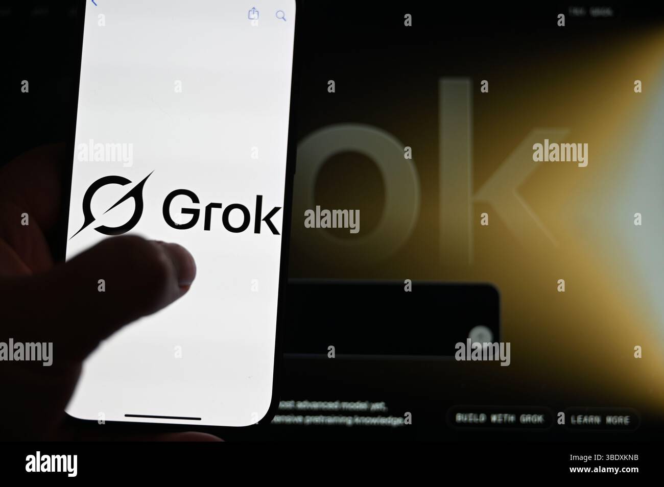 Grok Logo auf dem Telefon Stockfoto